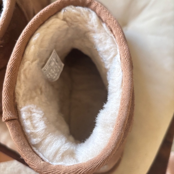 UGG Classic Mini II Size 8 - Picture 7 of 9